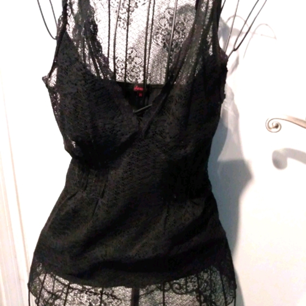Black lace attached liner shamless tank top